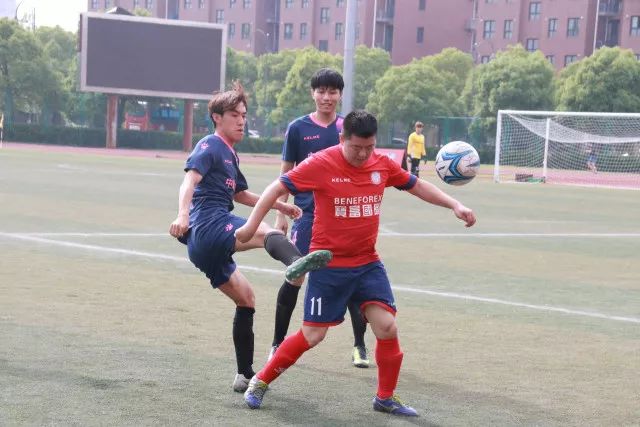 甘树然错判引发舆论风暴：中国足球裁判的专业底线在哪里？